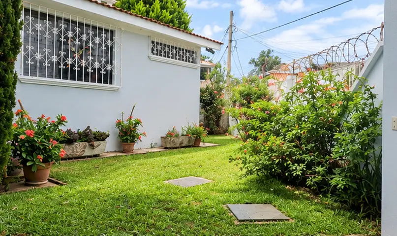 Lindo jardín con acceso a terraza